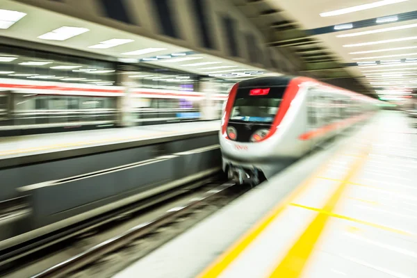 Trem em movimento na estação de metrô — Fotografia de Stock