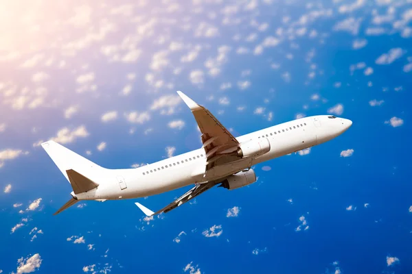 Wolken und blauer Himmel vom Flugzeug aus gesehen — Stockfoto