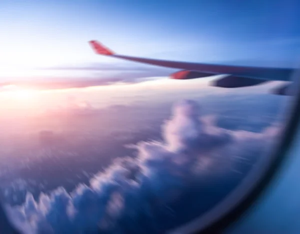 해 뜰 때 하늘에 떠 있는 비행기 — 스톡 사진