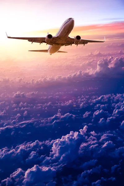 Gün doğumunda gökyüzünde bir uçak