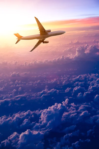 Avião no céu ao nascer do sol — Fotografia de Stock