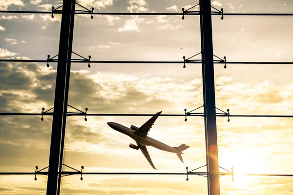 Port lotniczy windows i samolot na zachodzie słońca — Zdjęcie stockowe