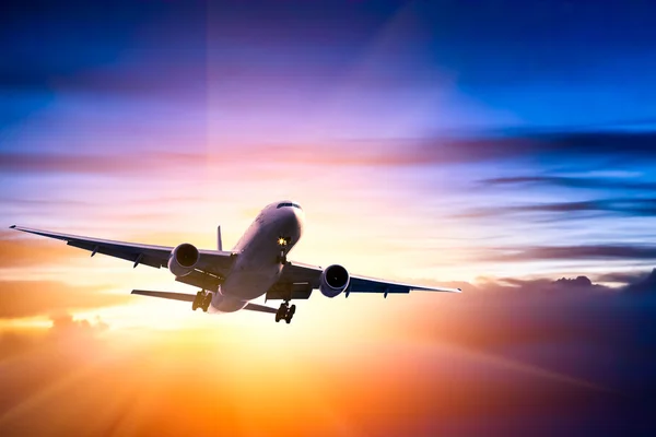 Avión en el cielo al amanecer — Foto de Stock