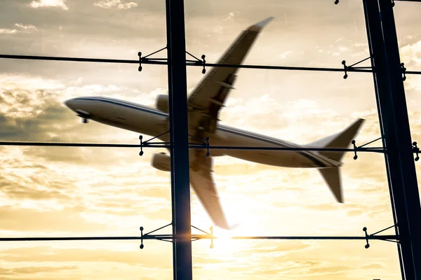 Port lotniczy windows i samolot na zachodzie słońca — Zdjęcie stockowe