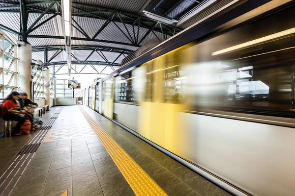 モーション ブラー エフェクトの地下鉄の列車 — ストック写真