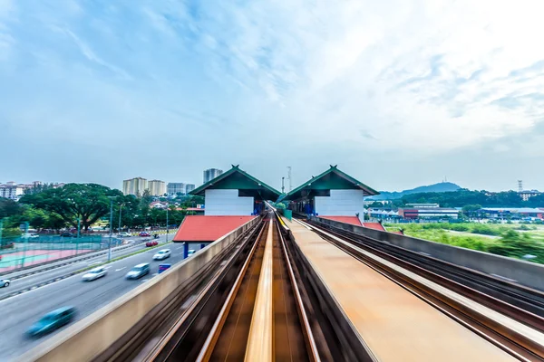 Sky treno attraverso il centro della città a Kuala Lumpur — Foto Stock