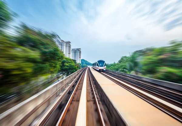 Tren aéreo a través del centro de la ciudad en Kuala Lumpur —  Fotos de Stock