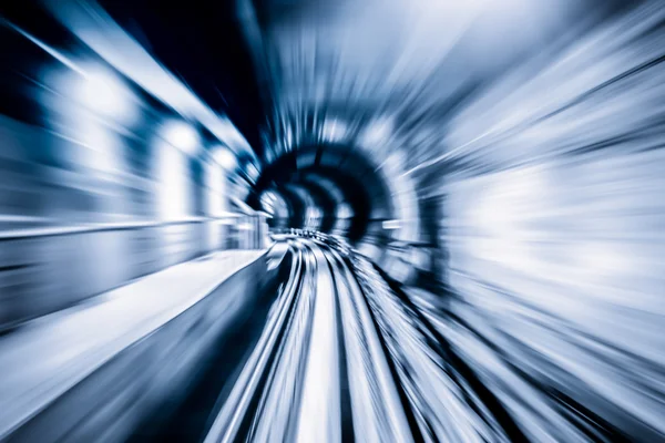 Абстрактный поезд движется в туннеле — стоковое фото