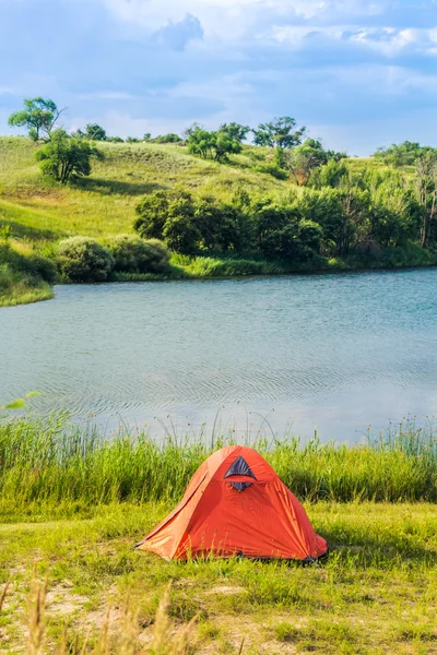 Acampamento à beira do lago — Fotografia de Stock
