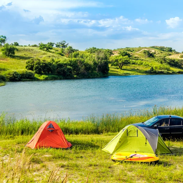 Acampamento à beira do lago — Fotografia de Stock