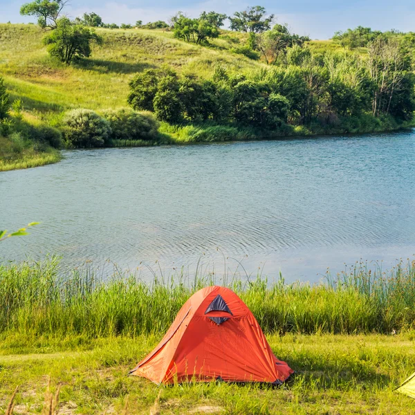 Pole namiotowe nad jeziorem — Zdjęcie stockowe