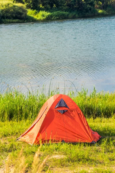 Acampamento à beira do lago — Fotografia de Stock