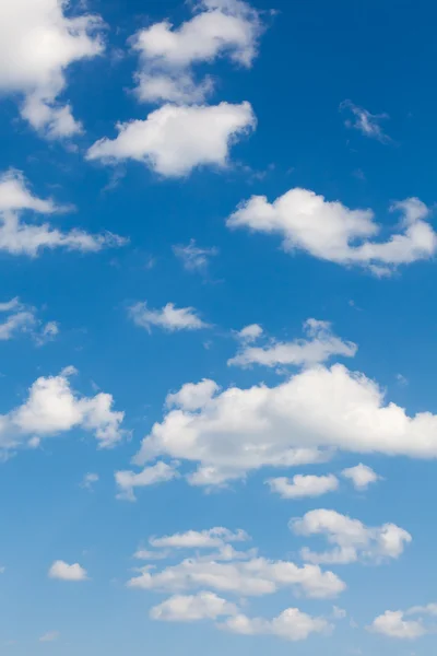 Blauwe lucht en wolken — Stockfoto