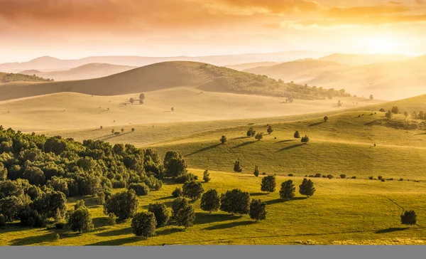 Montagne e prati al tramonto — Foto Stock