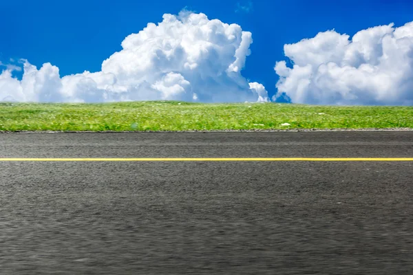 草原上的道路 — 图库照片