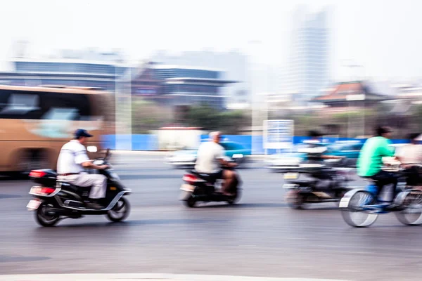 骑自行车的人在城市在运动模糊 — 图库照片