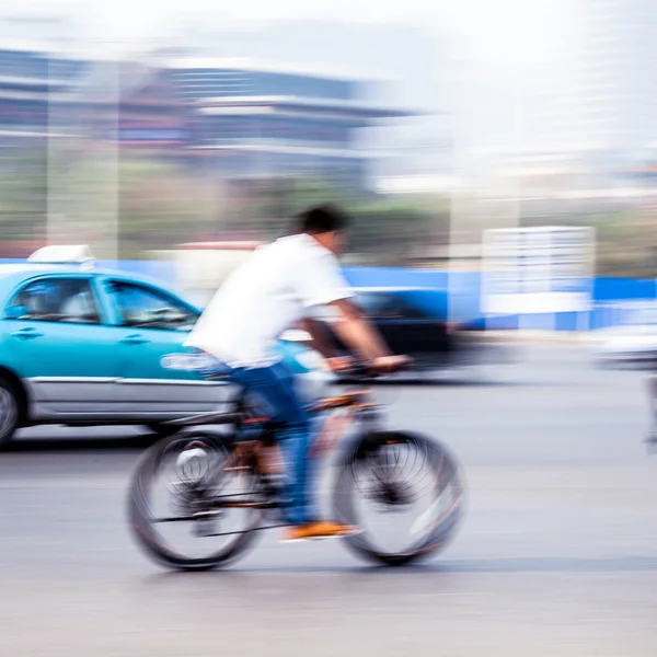 Fahrradfahrer in der Stadt in Bewegung verschwimmen — Stockfoto