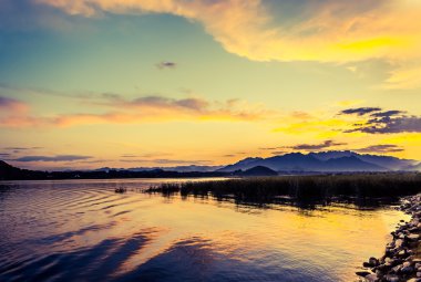 Gün batımında göl