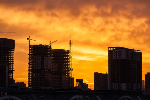 Construção canteiro de obras ao nascer do sol — Fotografia de Stock