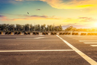 gün batımında yol