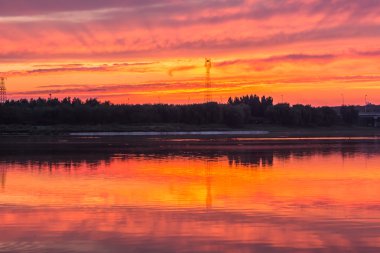 Gün batımında göl