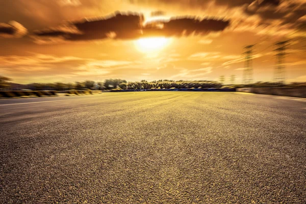 Bewegingsonscherpte van weg bij zonsondergang — Stockfoto