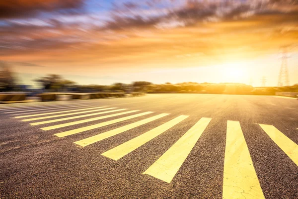 Desfoque de movimento da estrada ao pôr do sol — Fotografia de Stock