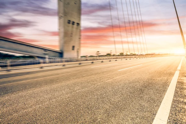 Desenfoque de movimiento de la carretera al atardecer — Foto de Stock