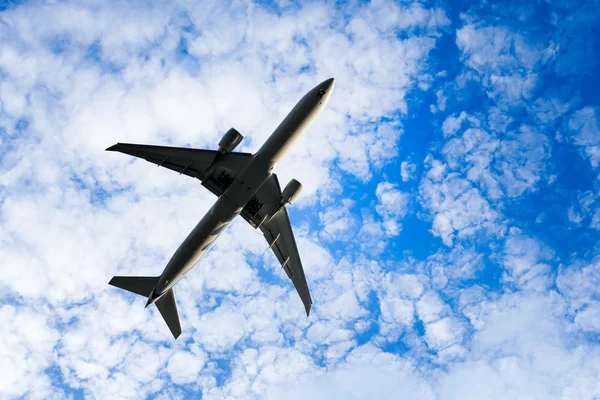 Airplane overhead flying — Stock Photo, Image