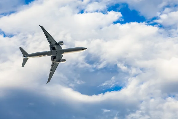 Vliegtuig overhead vliegen — Stockfoto