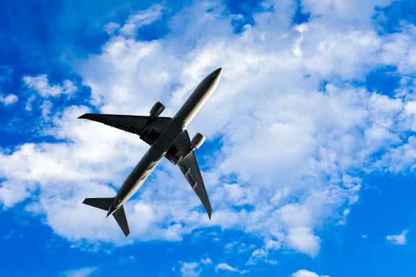 Airplane overhead flying — Stock Photo, Image