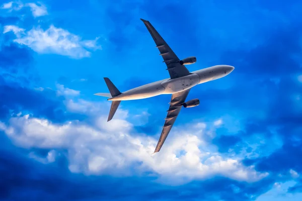 Airplane overhead flying — Stock Photo, Image