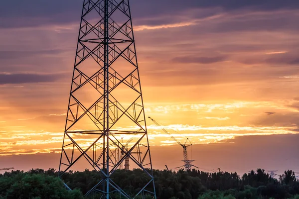 Torre elétrica ao pôr do sol — Fotografia de Stock