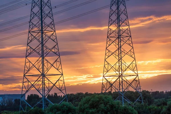 Torre elétrica ao pôr do sol — Fotografia de Stock