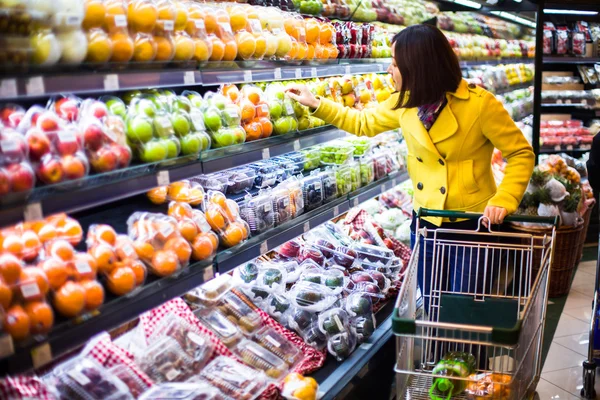 Mladá žena nakupování v supermarketu Stock Obrázky