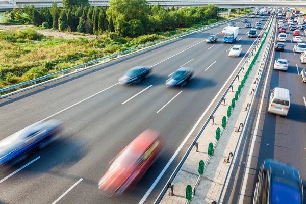 Coches en movimiento desenfoque en la carretera, Beijing China — Foto de Stock