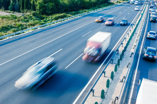 Coches en movimiento desenfoque en la carretera, Beijing China — Foto de Stock