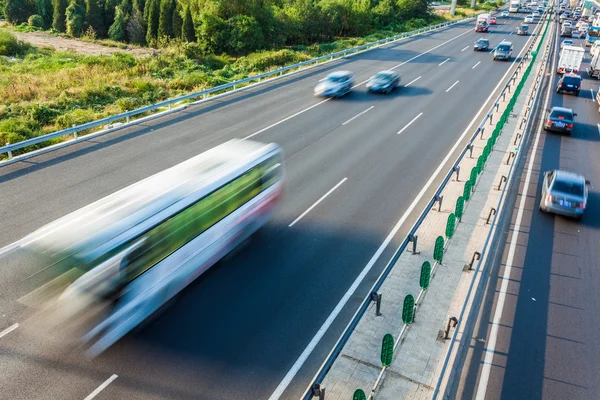 Carros em movimento borrão na estrada, Pequim China — Fotografia de Stock