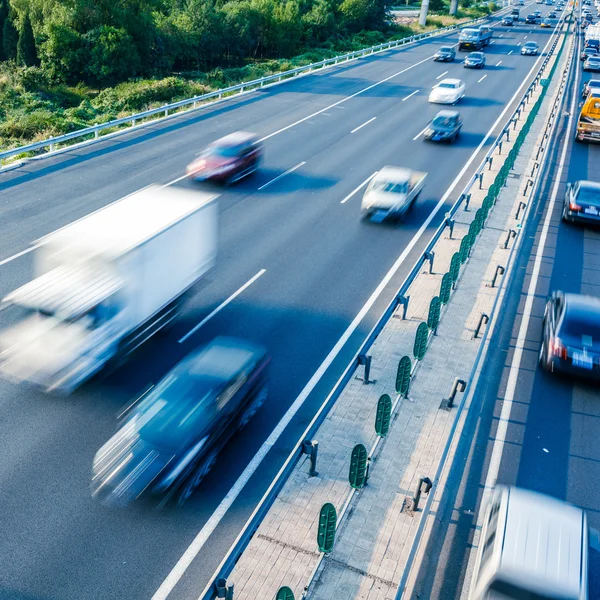 Coches en movimiento desenfoque en la carretera, Beijing China — Foto de Stock