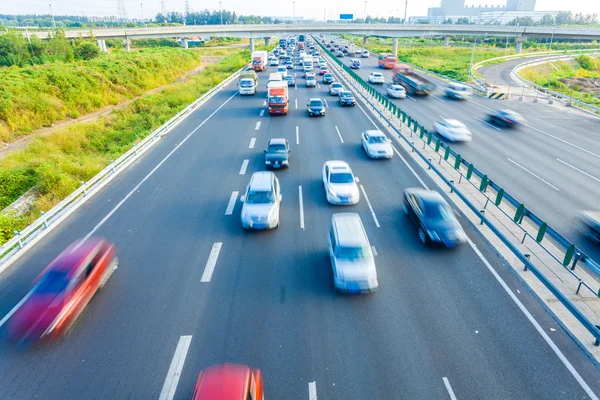 Auto's in motion blur op snelweg, Beijing China — Stockfoto