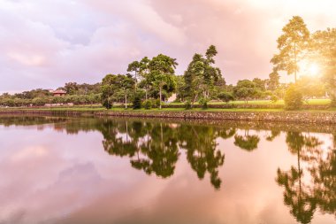 Serenity ağaçlar ve batan güneşin altında Nehri