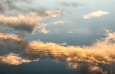 Su yansıması günbatımı bulutlar