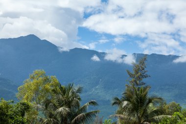Mavi gökyüzü ve beyaz bulutlar dağ altında