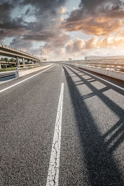 道路和机场的天空 — 图库照片