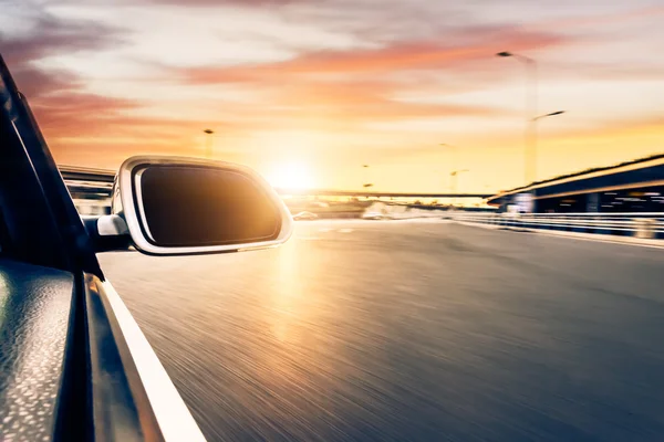 Ar en el camino con movimiento borroso fondo — Foto de Stock