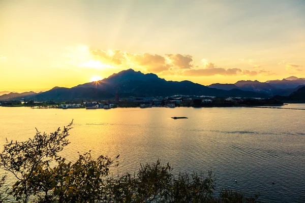 Yanqi lake bij zonsondergang — Stockfoto