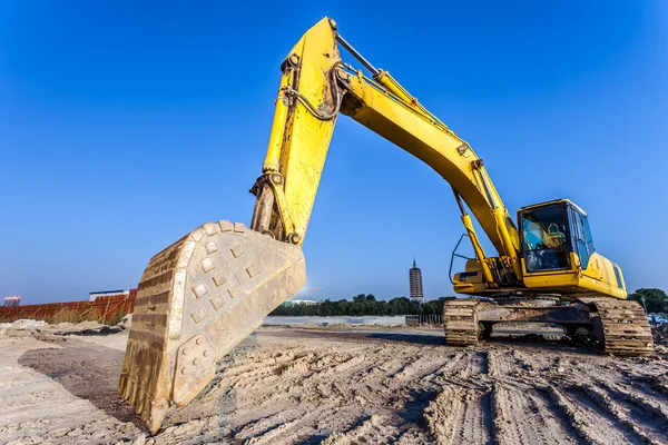 在新的建筑工地上的大型挖掘机 — 图库照片