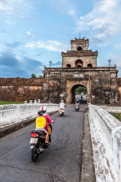 The palace gate, Imperial Palace moat, Vietnam — Stock Photo, Image