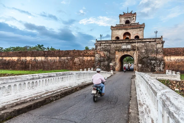 The palace gate, Imperial Palace moat, Vietnam — Stock Photo, Image