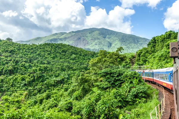 火车要走在山间，越南 — 图库照片